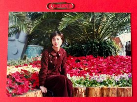 花坛前的女孩坐像 多单合并运费满百包邮只发快递 彩色老照片非黑白老照片 全网同售 不定期下架 加购请及时付款 欢迎选购 251018PSD