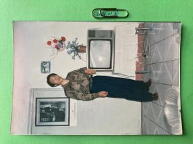 居家的男子 多单合并运费满百包邮只发快递 彩色老照片非黑白老照片 全网同售 不定期下架 加购请及时付款 本店更有70-90年代老年画 欢迎选购 240126PSD