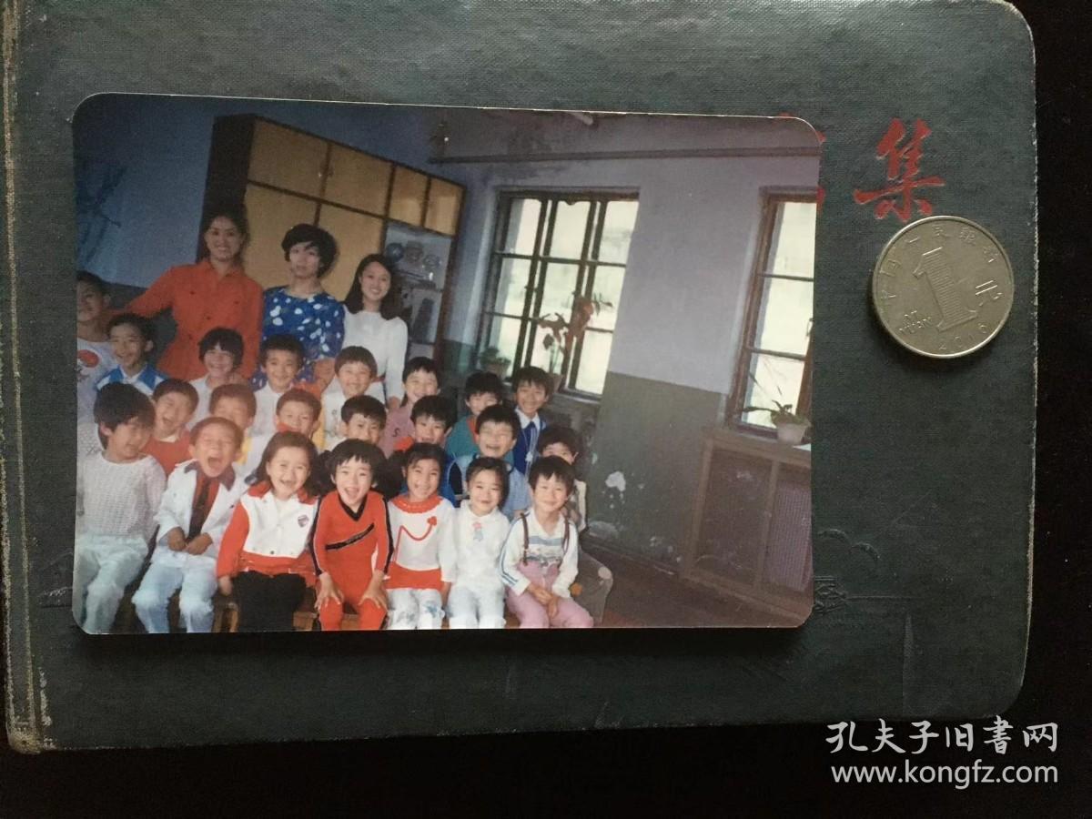 点击查看原图 幼儿园教室内 小朋友合影 彩色老照片非黑白老照片 老照片满百包邮只发快递 本店更有70-90年代老年画 欢迎选购