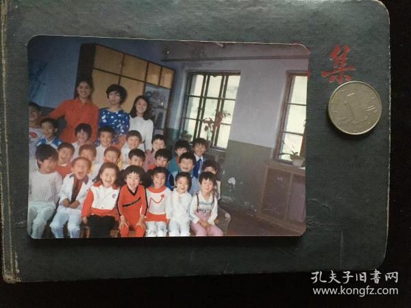 幼儿园教室内 小朋友合影 彩色老照片非黑白老照片 老照片满百包邮只发快递 本店更有70-90年代老年画 欢迎选购