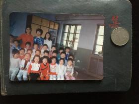 幼儿园教室内 小朋友合影 彩色老照片非黑白老照片 老照片满百包邮只发快递 本店更有70-90年代老年画 欢迎选购