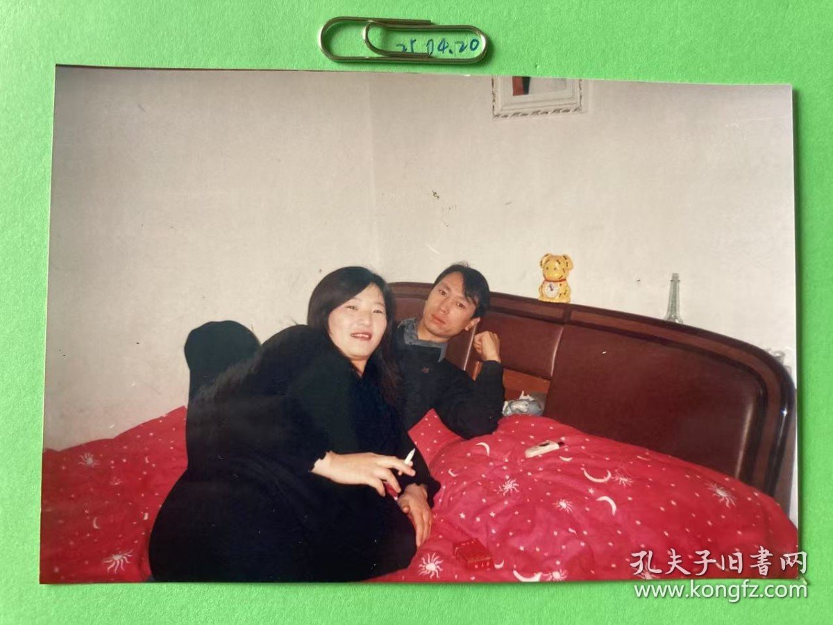 床头留影 多单合并运费满百包邮只发快递 彩色老照片非黑白老照片 全网同售 不定期下架 加购请及时付款 欢迎选购 250423PSD