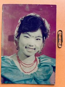 笑意盈盈 多单合并运费满百包邮只发快递 彩色老照片非黑白老照片 全网同售 不定期下架 加购请及时付款 欢迎选购 251109PSD