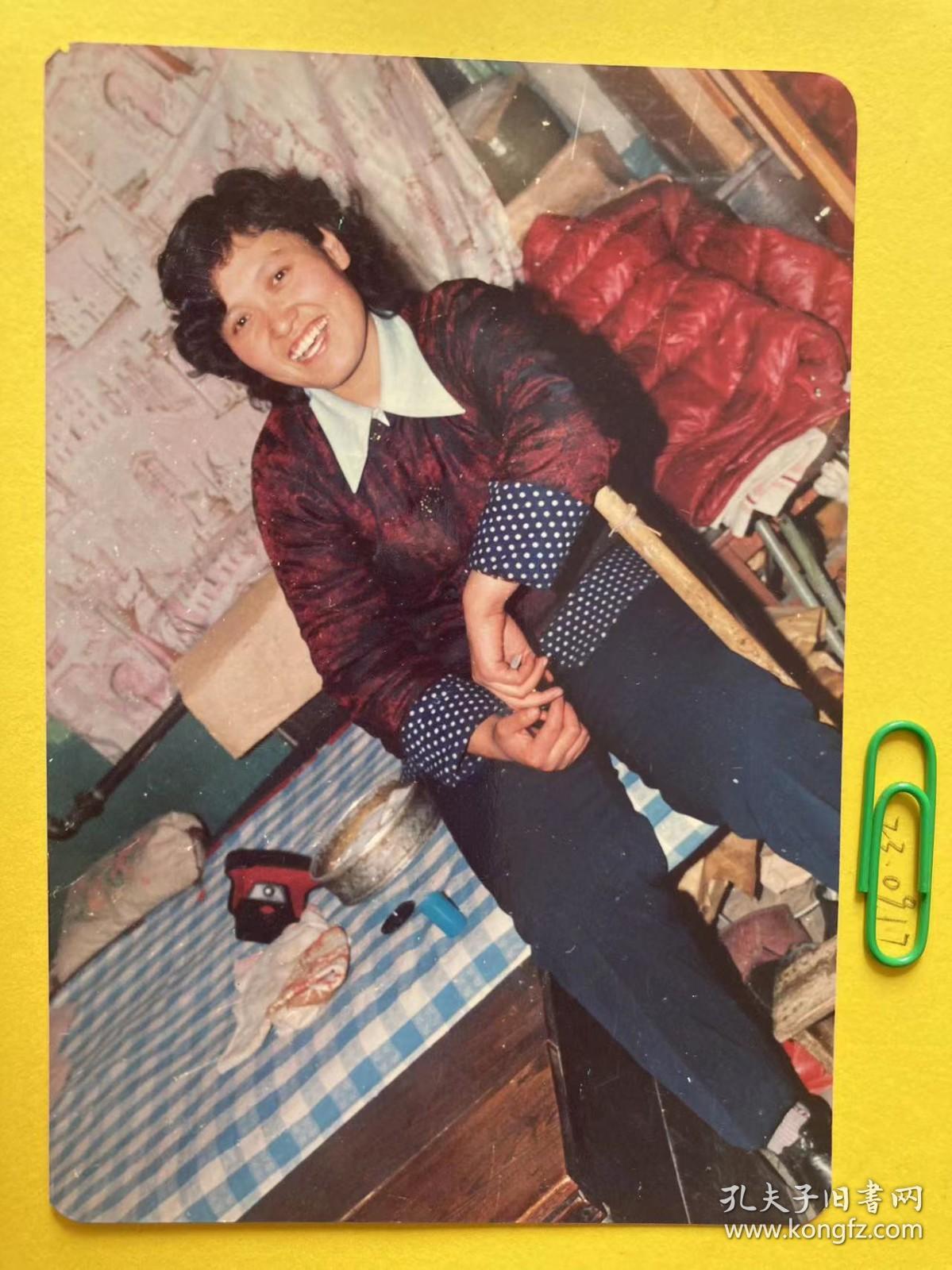 床前居家照 多单合并运费满百包邮只发快递 彩色老照片非黑白老照片 全网同售 不定期下架 加购请及时付款 本店更有70-90年代老年画 欢迎选购 230917PSD