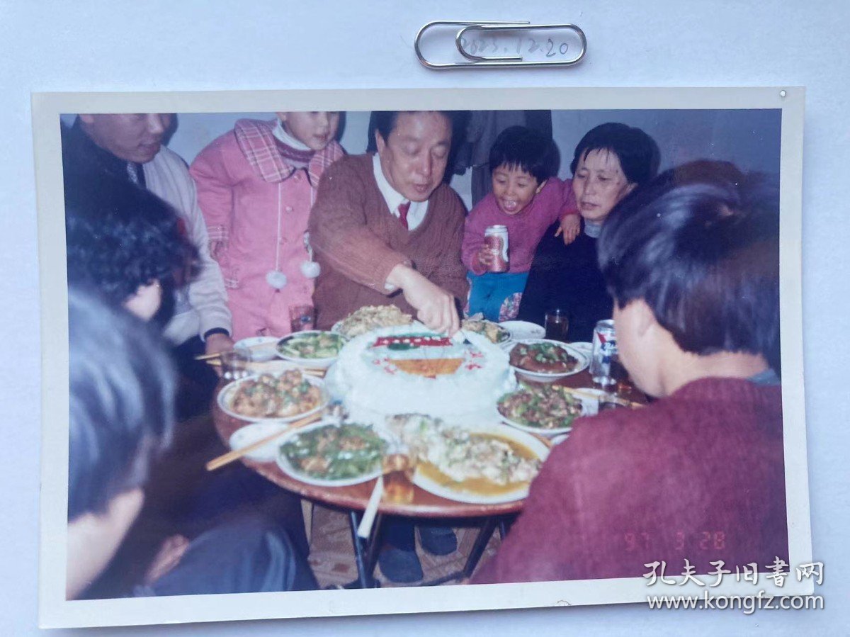 切蛋糕 多单合并运费满百包邮只发快递 彩色老照片非黑白老照片 全网同售 不定期下架 加购请及时付款 本店更有70-90年代老年画 欢迎选购 231220PSD