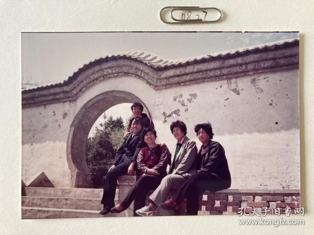 公园斑驳的墙前 多单合并运费满百包邮只发快递 彩色老照片非黑白老照片 全网同售 不定期下架 加购请及时付款 本店更有70-90年代老年画 欢迎选购 230827PSD