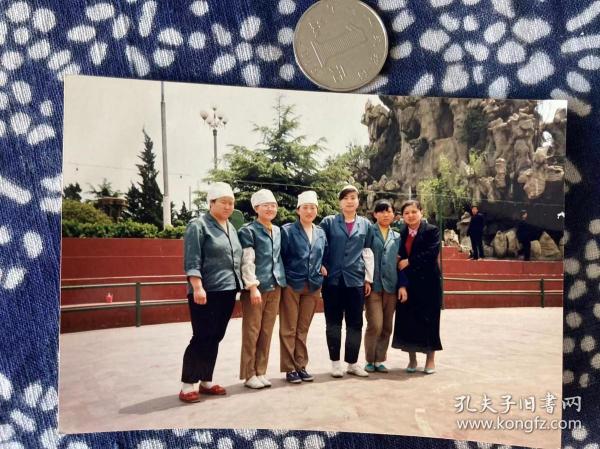 工友合影 多单可合并运费满百包邮只发快递 彩色老照片非黑白老照片 全网同售 不定期下架 加购请及时付款  本店更有70-90年代老年画 欢迎选购 230624PSD