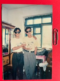 墨镜青年 多单合并运费满百包邮只发快递 彩色老照片非黑白老照片 全网同售 不定期下架 加购请及时付款 欢迎选购 251025PSD