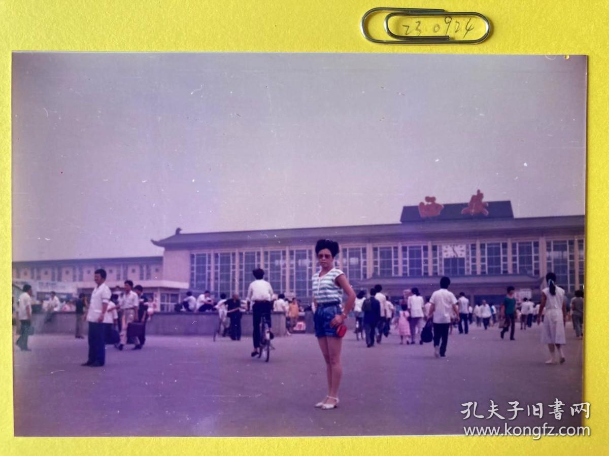 西安站前的女子 多单合并运费满百包邮只发快递 彩色老照片非黑白老照片 全网同售 不定期下架 加购请及时付款 本店更有70-90年代老年画 欢迎选购 230924PSD
