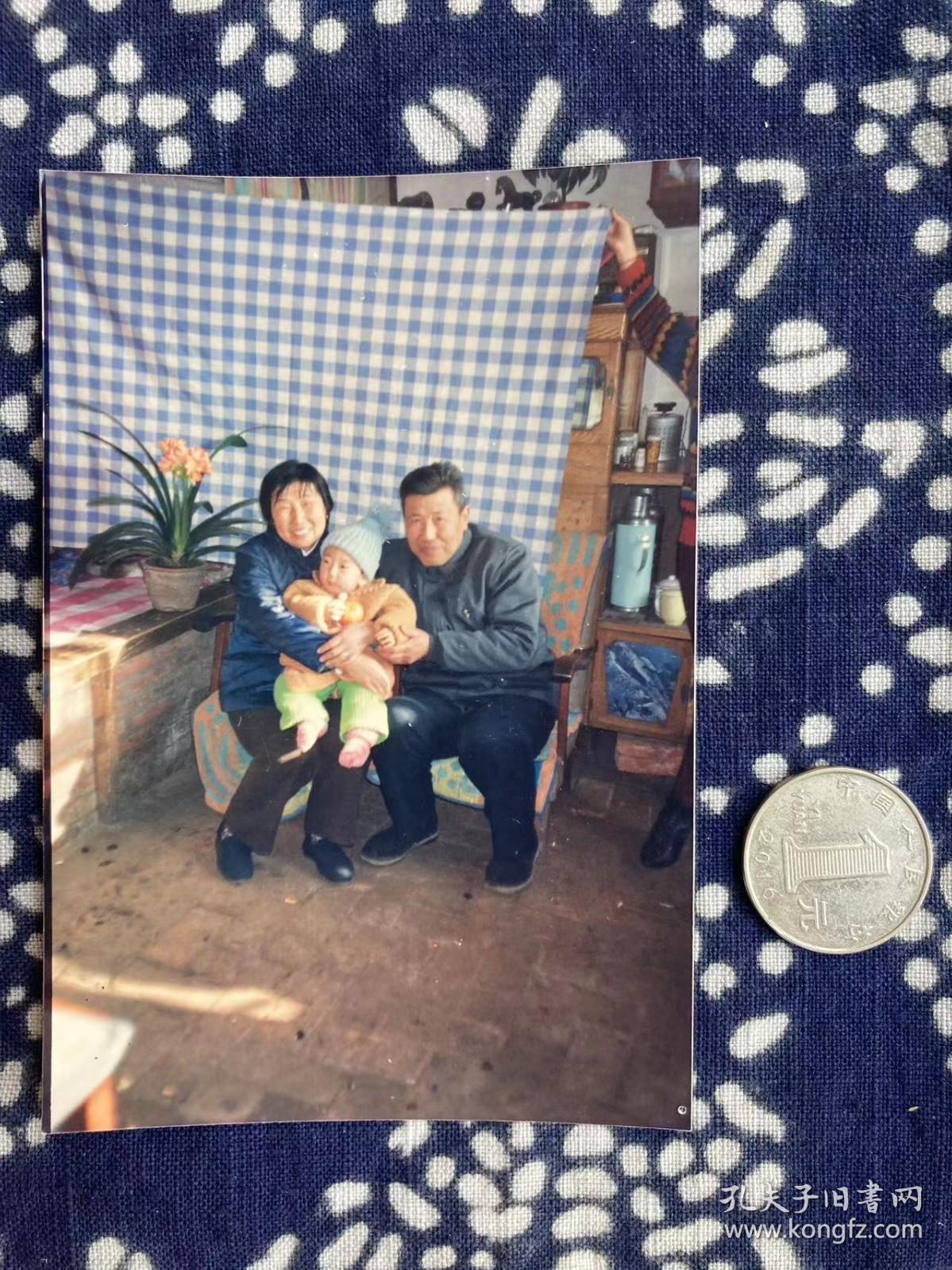 隔辈亲 彩色老照片非黑白老照片 全网同售 不定期下架 加购请及时付款 老照片满百包邮只发快递 本店更有70-90年代老年画 欢迎选购 230603PSD