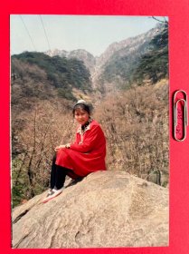 岩石上女孩单人照 多单合并运费满百包邮只发快递 彩色老照片非黑白老照片 全网同售 不定期下架 加购请及时付款 欢迎选购 251025PSD