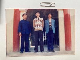 三个男子 多单合并运费满百包邮只发快递 彩色老照片非黑白老照片 全网同售 不定期下架 加购请及时付款 本店更有70-90年代老年画 欢迎选购 230806PSD