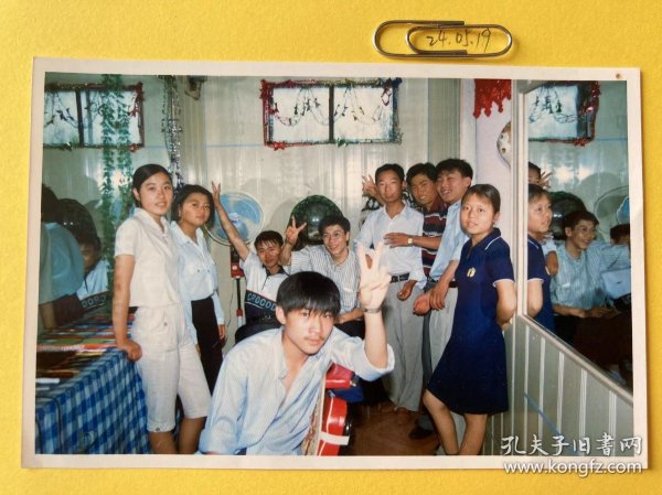 发廊里的年轻人 多单合并运费满百包邮只发快递 彩色老照片非黑白老照片 全网同售 不定期下架 加购请及时付款 欢迎选购 240520PSD