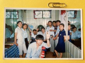 发廊里的年轻人 多单合并运费满百包邮只发快递 彩色老照片非黑白老照片 全网同售 不定期下架 加购请及时付款 欢迎选购 240520PSD