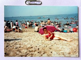 海滨浴场留影 多单合并运费满百包邮只发快递 彩色老照片非黑白老照片 全网同售 不定期下架 加购请及时付款 欢迎选购 251207PSD