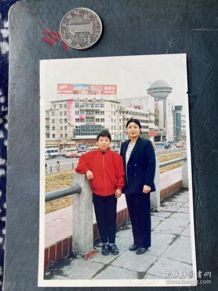 合影 盛溪酒家 农业银行金穗卡彩色老照片非黑白老照片 老照片满百包邮只发快递 本店更有70-90年代老年画 欢迎选购