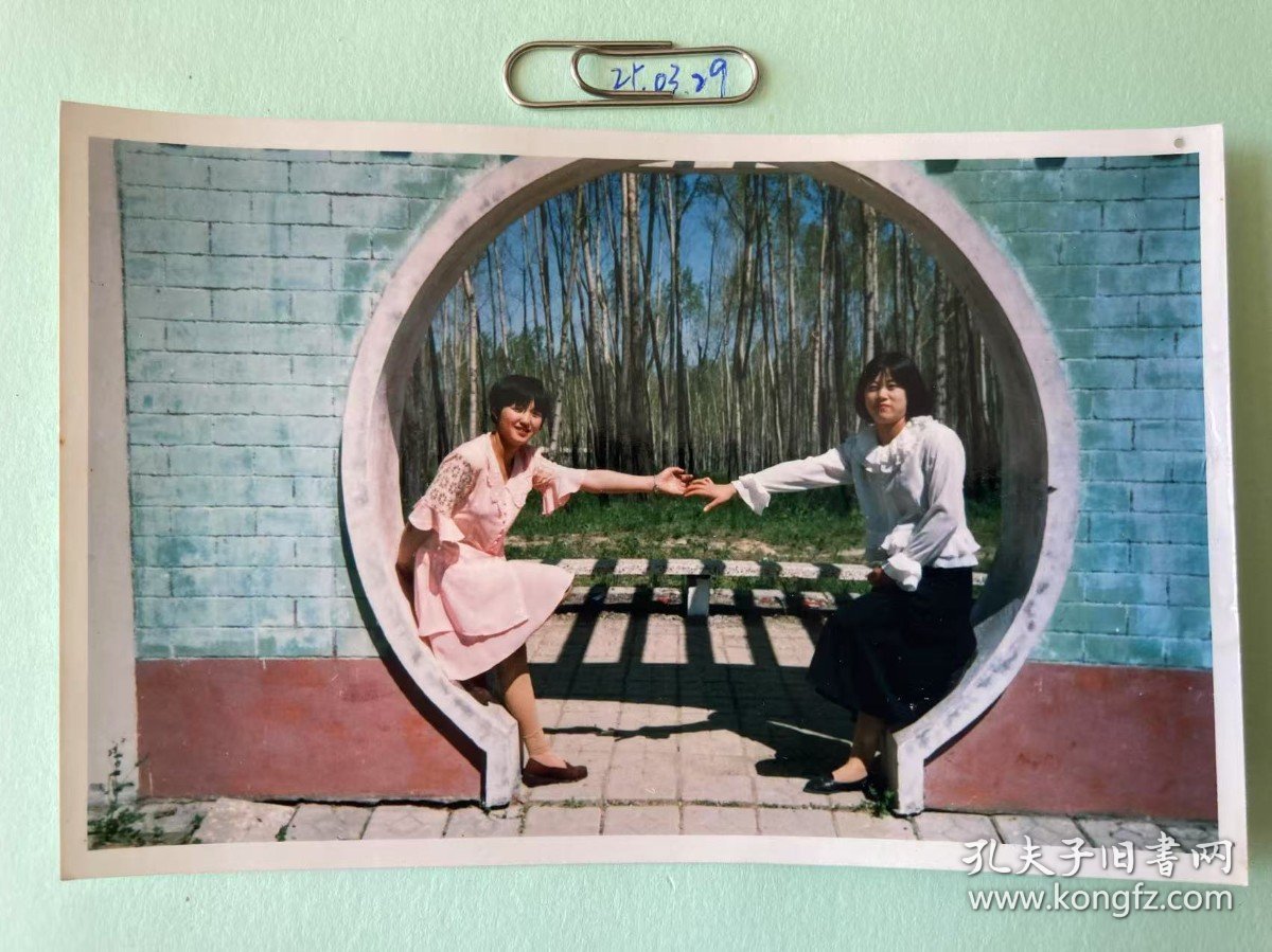 牵手 多单合并运费满百包邮只发快递 彩色老照片非黑白老照片 全网同售 不定期下架 加购请及时付款 欢迎选购 250329PSD