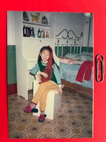 戴红头纱的女孩 多单合并运费满百包邮只发快递 彩色老照片非黑白老照片 全网同售 不定期下架 加购请及时付款 欢迎选购 251025PSD