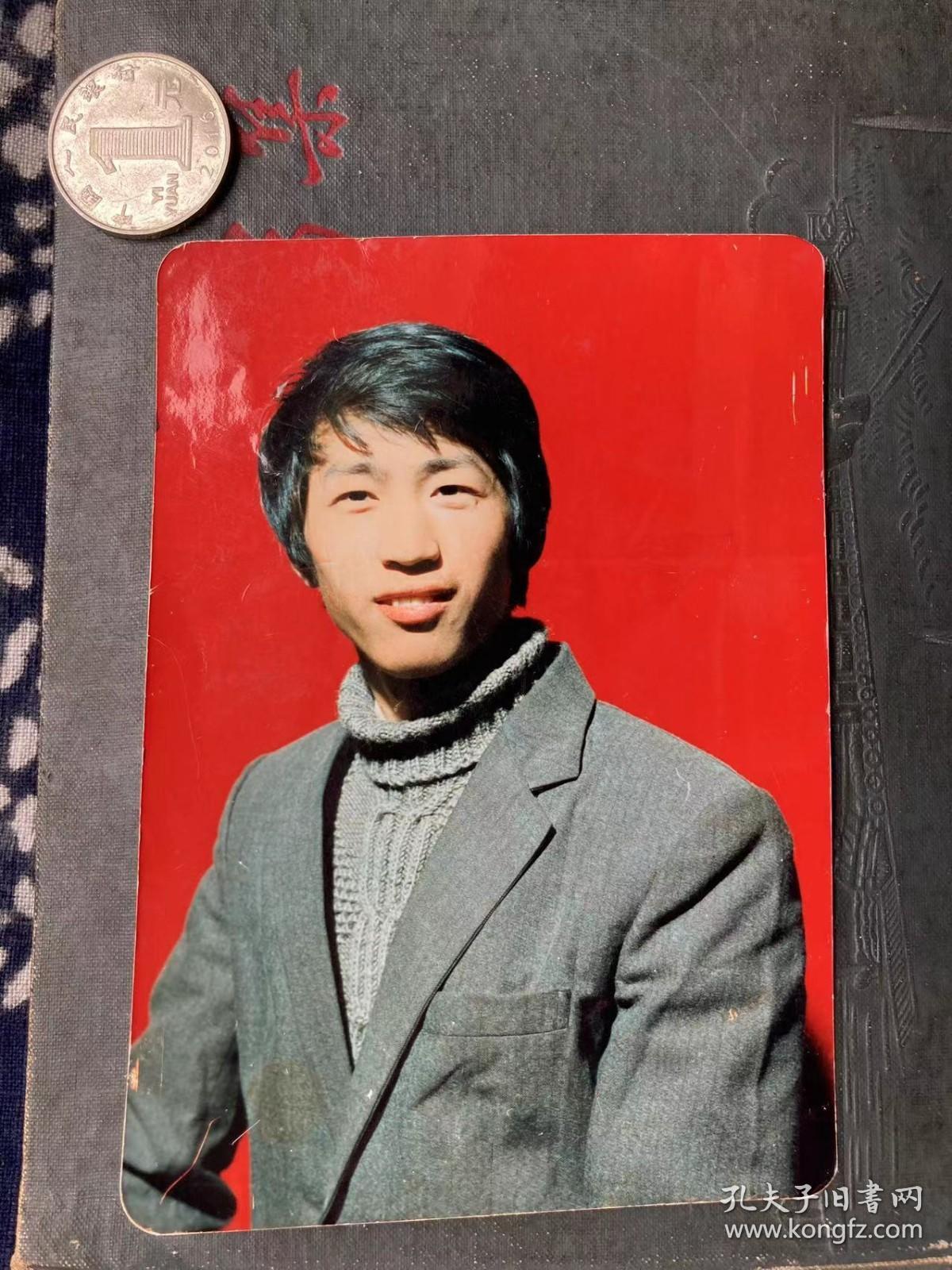 男子半身照 老款西服 彩色老照片非黑白老照片 老照片满百包邮只发快递 本店更有70-90年代老年画 欢迎选购