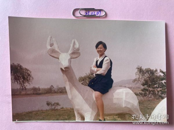 骑石鹿的女孩 多单合并运费满百包邮只发快递 彩色老照片非黑白老照片 全网同售 不定期下架 加购请及时付款 欢迎选购 250209PSD