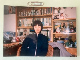 书桌和书架前 多单合并运费满百包邮只发快递 彩色老照片非黑白老照片 全网同售 不定期下架 加购请及时付款 欢迎选购 241201PSD