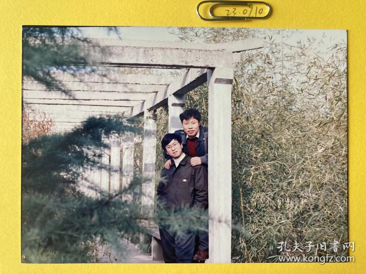 点击查看原图 同学 多单合并运费满百包邮只发快递 彩色老照片非黑白老照片 全网同售 不定期下架 加购请及时付款 本店更有70-90年代老年画 欢迎选购 230910PSD