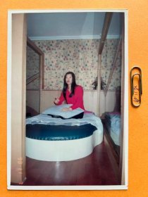 从门口望去 多单合并运费满百包邮只发快递 彩色老照片非黑白老照片 全网同售 不定期下架 加购请及时付款 欢迎选购 251109PSD