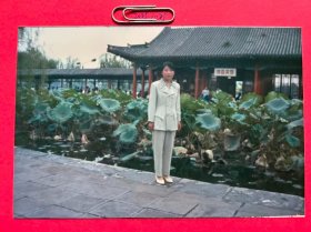 荷塘 多单合并运费满百包邮只发快递 彩色老照片非黑白老照片 全网同售 不定期下架 加购请及时付款 欢迎选购 251025PSD