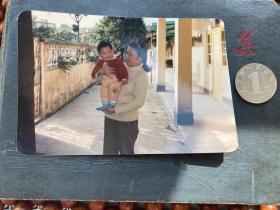 母子 门廊旁小院留影 彩色老照片非黑白老照片 老照片满百包邮 本店更有70-90年代老年画 欢迎选购