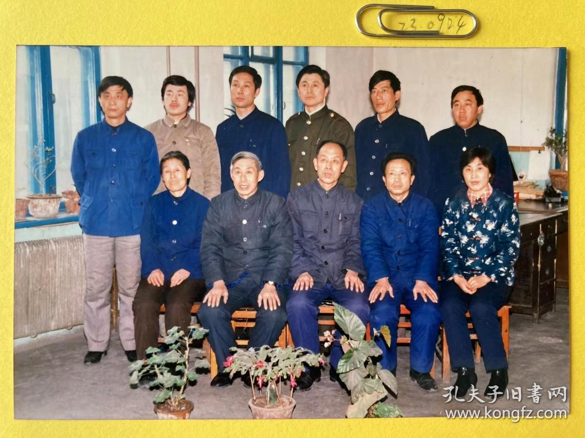 办公室留影 多单可合并运费满百包邮只发快递 彩色老照片非黑白老照片 全网同售 不定期下架 加购请及时付款 本店更有70-90年代老年画 欢迎选购  230924PSD