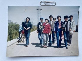 走在大路上 多单合并运费满百包邮只发快递 彩色老照片非黑白老照片 全网同售 不定期下架 加购请及时付款 本店更有70-90年代老年画 欢迎选购 231225PSD