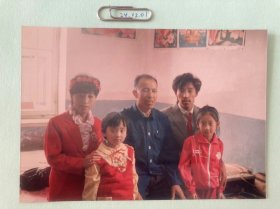 新人与家人炕头留影 多单合并运费满百包邮只发快递 彩色老照片非黑白老照片 全网同售 不定期下架 加购请及时付款 欢迎选购 241201PSD