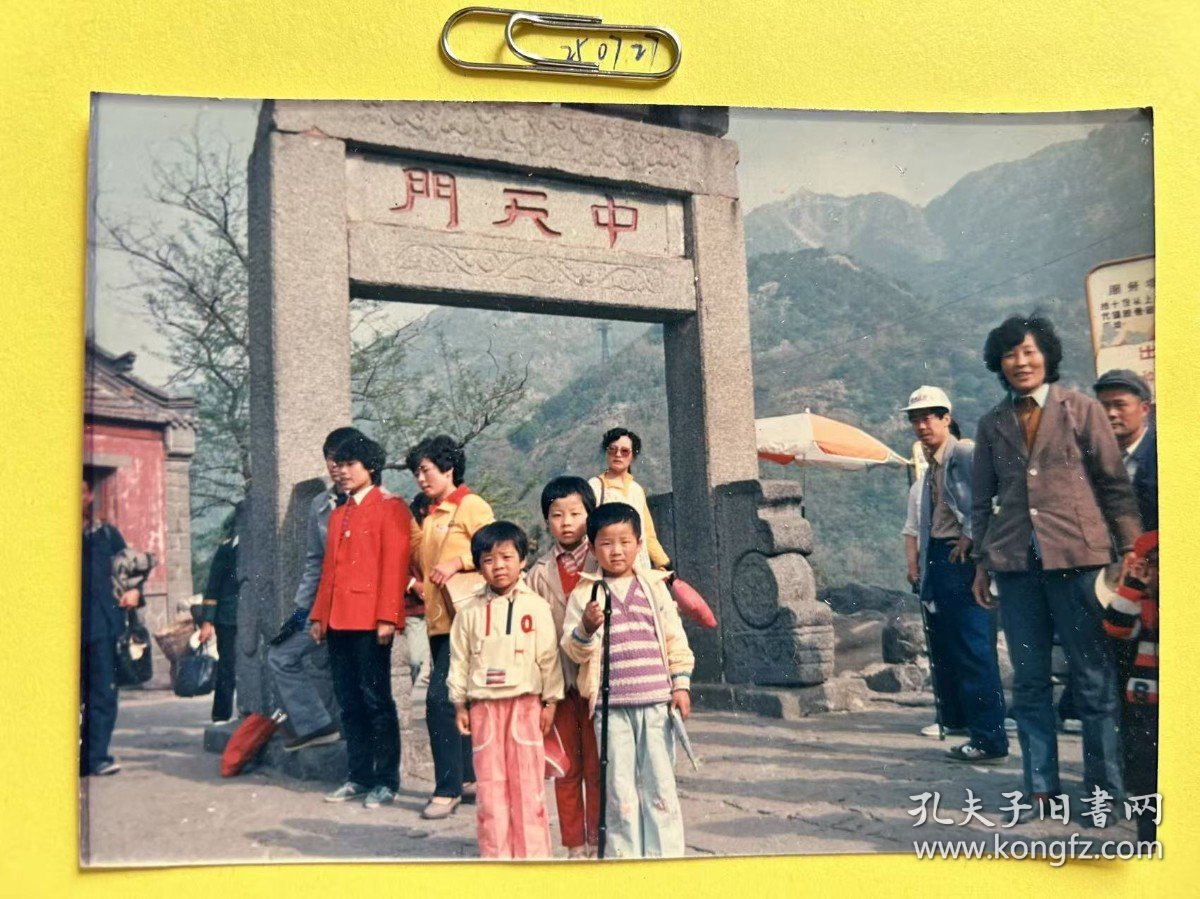 照相的人群 多单合并运费满百包邮只发快递 彩色老照片非黑白老照片 全网同售 不定期下架 加购请及时付款 欢迎选购 250727PSD