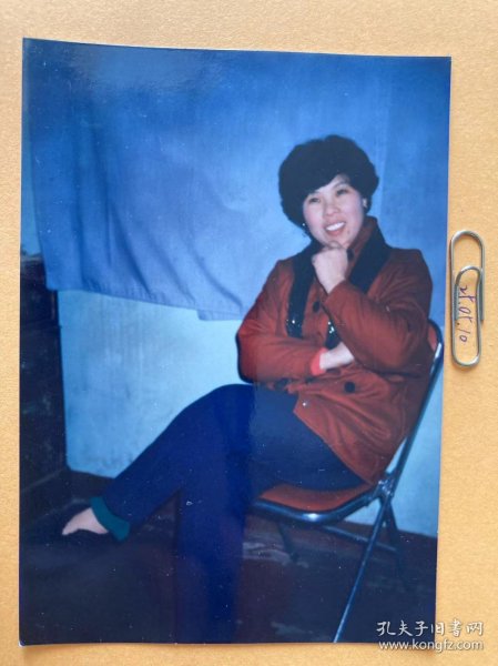 坐在椅子上的人 多单合并运费满百包邮只发快递 彩色老照片非黑白老照片 全网同售 不定期下架 加购请及时付款 欢迎选购 250510PSD