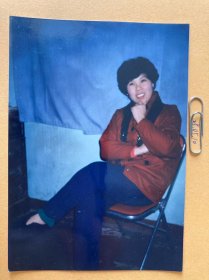 坐在椅子上的人 多单合并运费满百包邮只发快递 彩色老照片非黑白老照片 全网同售 不定期下架 加购请及时付款 欢迎选购 250510PSD