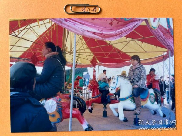旋转木马 多单合并运费满百包邮只发快递 彩色老照片非黑白老照片 全网同售 不定期下架 加购请及时付款 欢迎选购 251109PSD