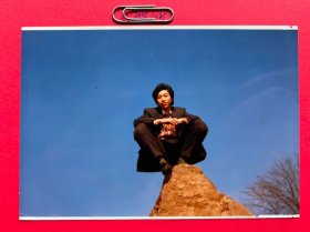 蔚蓝的天空布景前 多单合并运费满百包邮只发快递 彩色老照片非黑白老照片 全网同售 不定期下架 加购请及时付款 欢迎选购 251025PSD