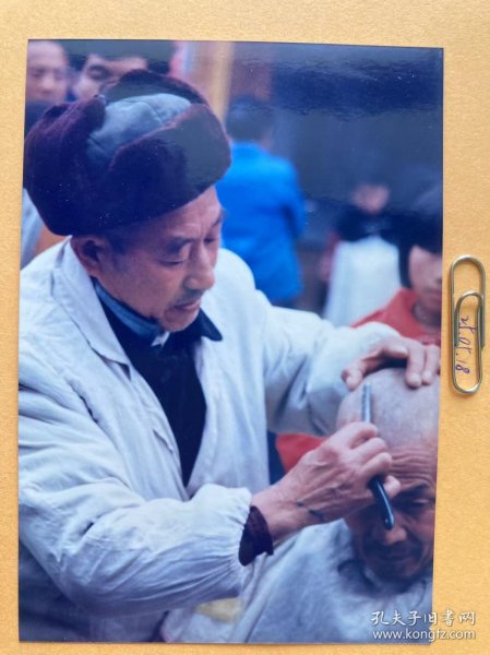 赶集剃头 多单合并运费满百包邮只发快递 彩色老照片非黑白老照片 全网同售 不定期下架 加购请及时付款 欢迎选购 250518PSD