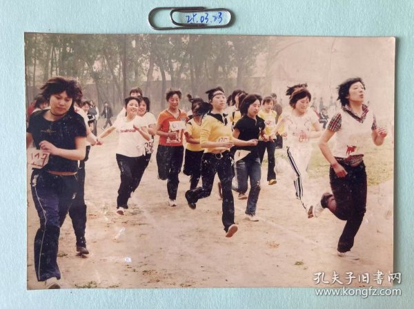 校园运动会 多单合并运费满百包邮只发快递 彩色老照片非黑白老照片 全网同售 不定期下架 加购请及时付款 欢迎选购 250323PSD