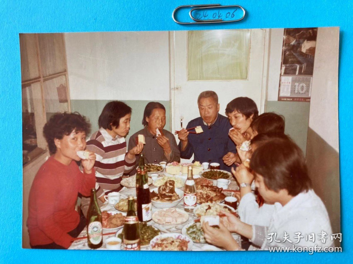 1986年10月生日那天 多单合并运费满百包邮只发快递 彩色老照片非黑白老照片 全网同售 不定期下架 加购请及时付款 欢迎选购 240406PSD