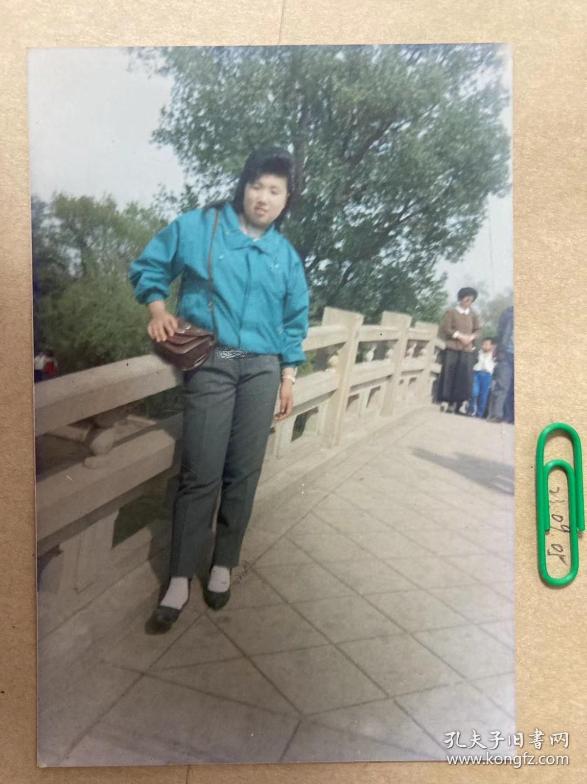 桥边姑娘 多单合并运费满百包邮只发快递 彩色老照片非黑白老照片 全网同售 不定期下架 加购请及时付款 本店更有70-90年代老年画 欢迎选购 230905PSD