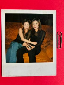 沙发上拍立得 多单合并运费满百包邮只发快递 彩色老照片非黑白老照片 全网同售 不定期下架 加购请及时付款 欢迎选购 251025PSD