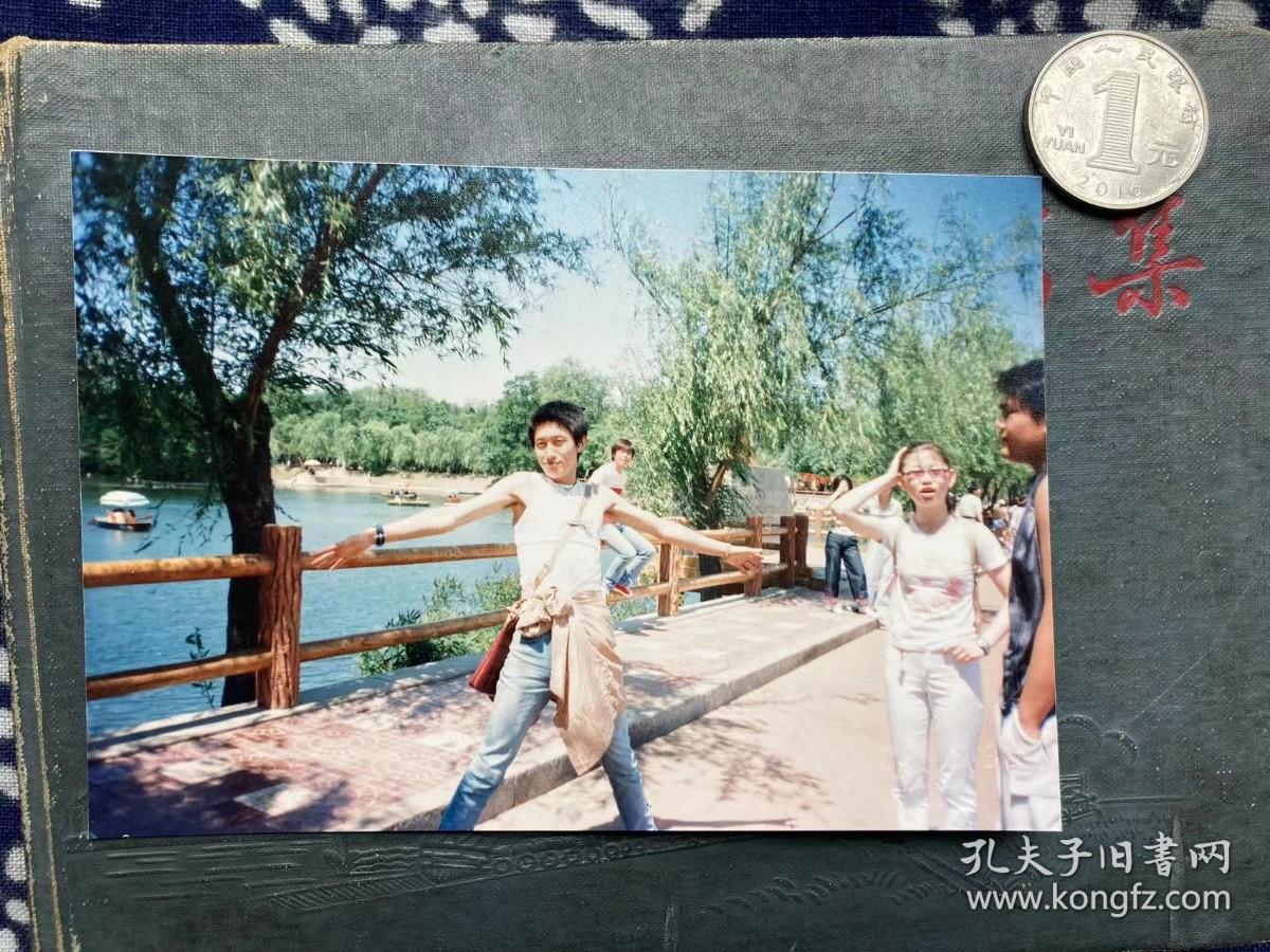 少年公园留影 彩色老照片非黑白老照片 老照片满百包邮只发快递 本店更有70-90年代老年画 欢迎选购