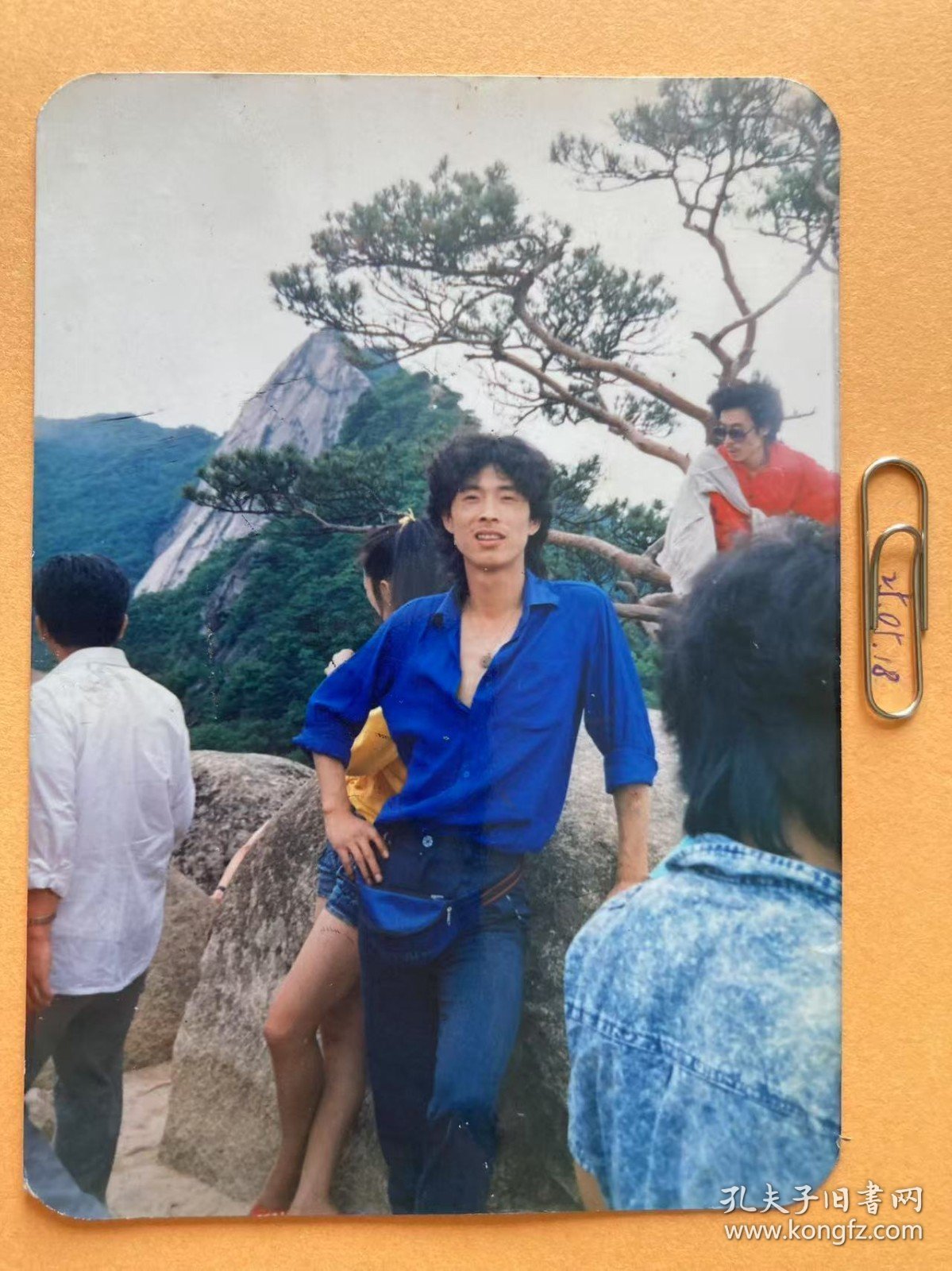长发青年留影 多单合并运费满百包邮只发快递 彩色老照片非黑白老照片 全网同售 不定期下架 加购请及时付款 欢迎选购 250518PSD