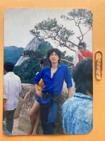 长发青年留影 多单合并运费满百包邮只发快递 彩色老照片非黑白老照片 全网同售 不定期下架 加购请及时付款 欢迎选购 250518PSD