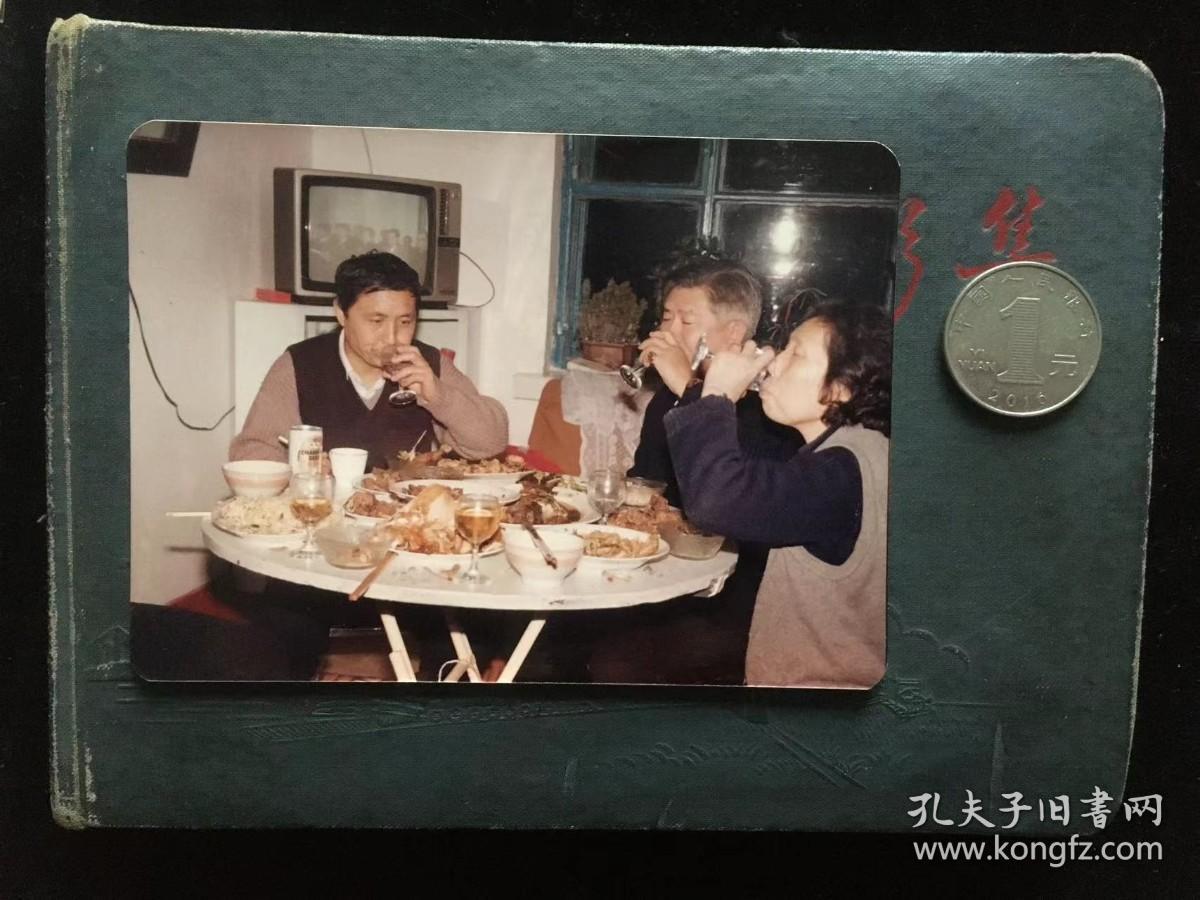 干杯 老电视播放节目 彩色老照片非黑白老照片 老照片满百包邮只发快递 本店更有70-90年代老年画 欢迎选购