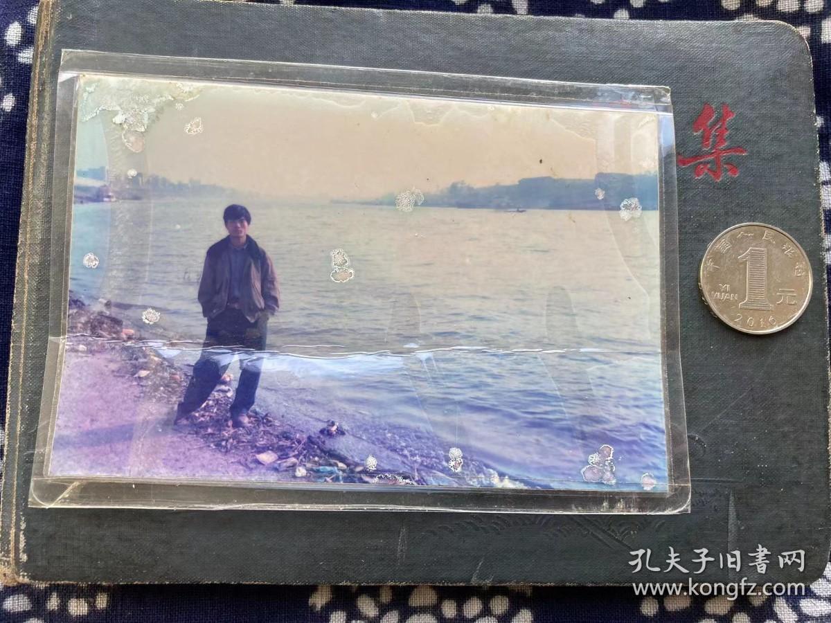 男青年江边留影 怀旧服饰 八九十年代彩色老照片非黑白老照片 老照片满百包邮只发快递