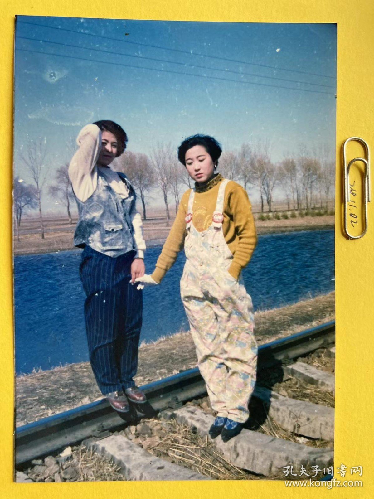 铁道上的时尚女孩 多单合并运费满百包邮只发快递 彩色老照片非黑白老照片 全网同售 不定期下架 加购请及时付款 欢迎选购 241102PSD
