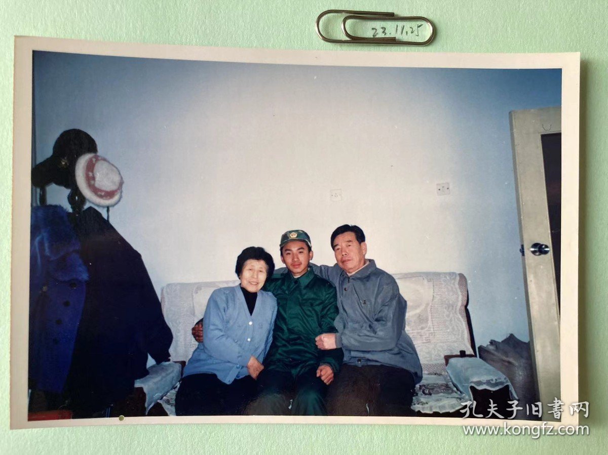 骄傲 多单合并运费满百包邮只发快递 彩色老照片非黑白老照片 全网同售 不定期下架 加购请及时付款 本店更有70-90年代老年画 欢迎选购 231125PSD