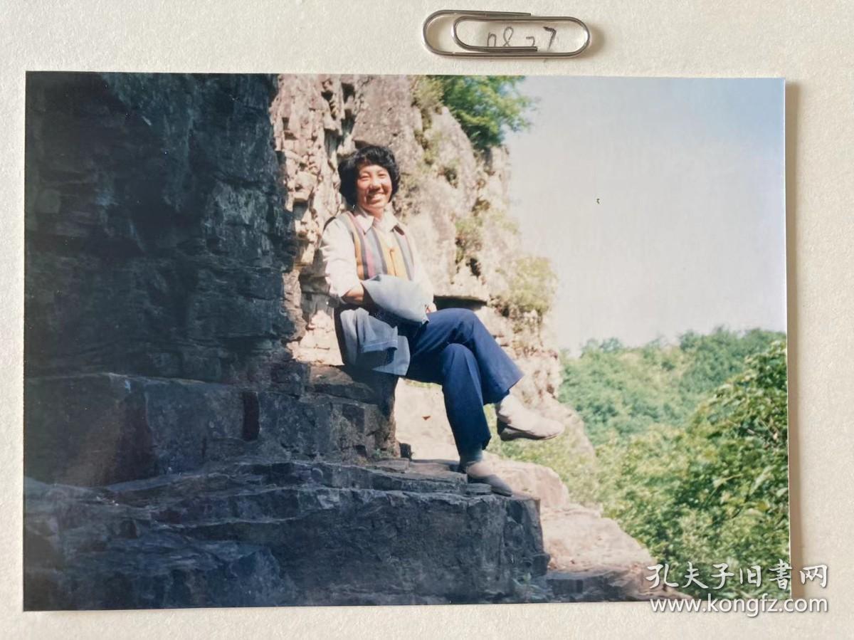 阳光与微笑 多单合并运费满百包邮只发快递 彩色老照片非黑白老照片 全网同售 不定期下架 加购请及时付款 本店更有70-90年代老年画 欢迎选购 230827PSD